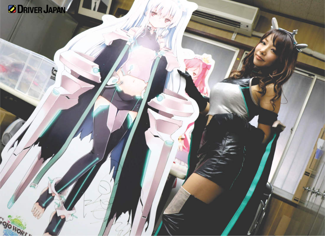 GojoWorldのモコのコスプレ衣装を着るYAYOI