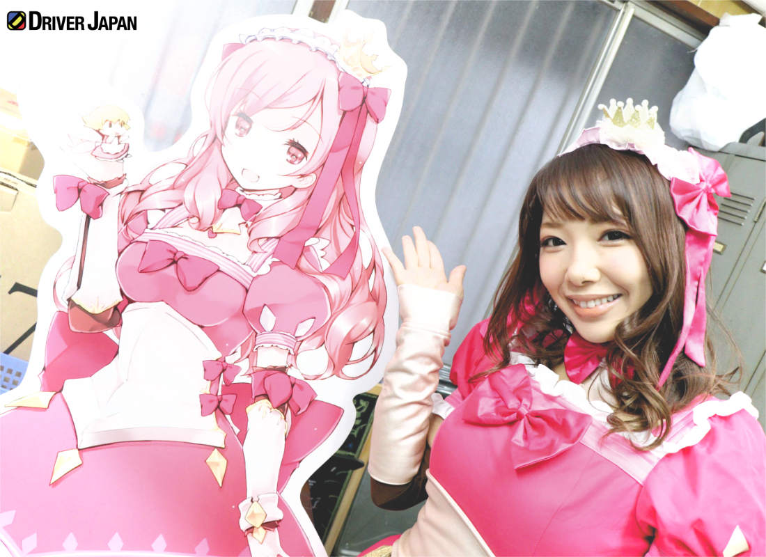 GojoWorldのエミーユのコスプレ衣装を着るYAYOI