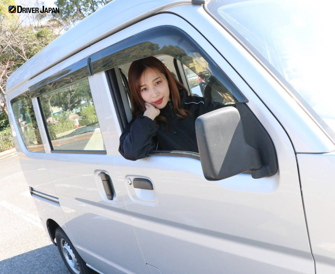 ドライバージャパンガールズのAZUSAと株式会社MIRAISが所有している軽バン