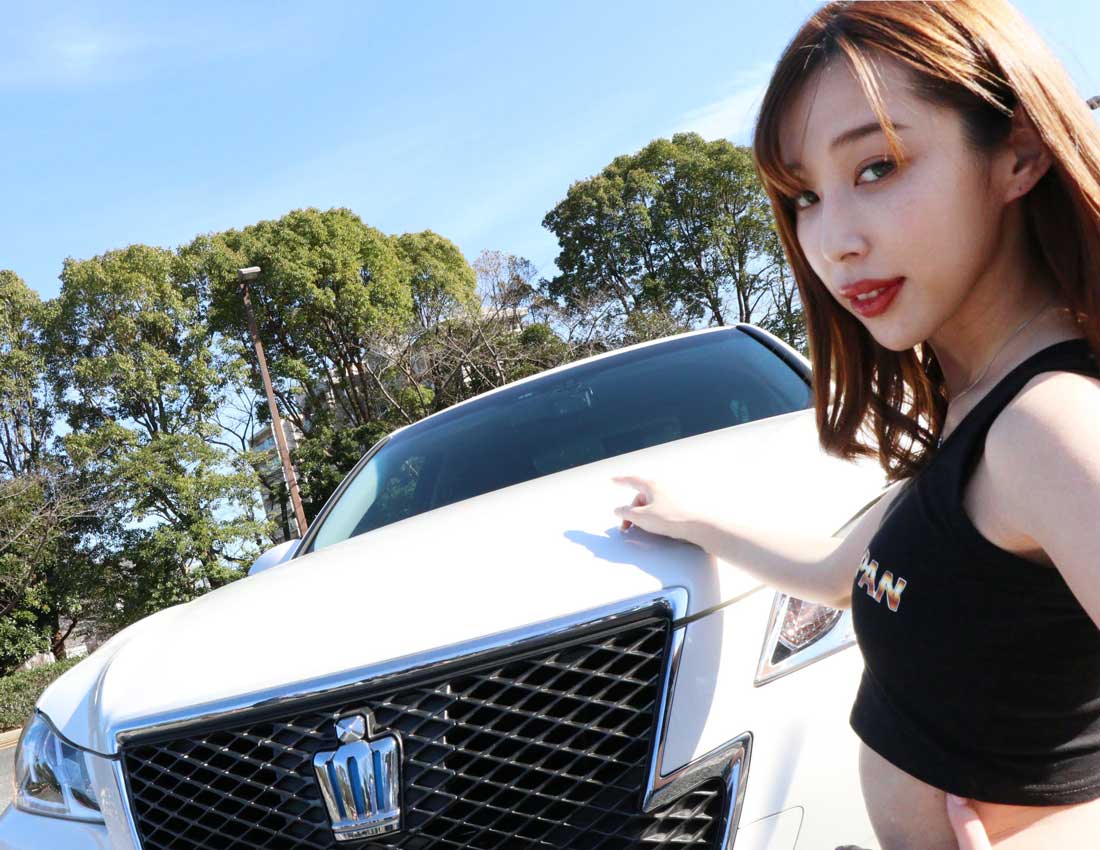 トヨタ＿クラウンに車両立ちするAZUSA