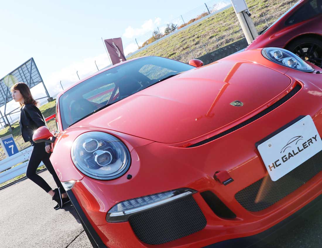 Porscheに車両立ちするYUIKA