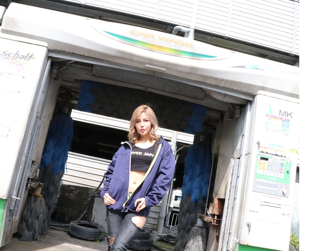 足立タクシーの敷地にある洗車機とSUMIKA