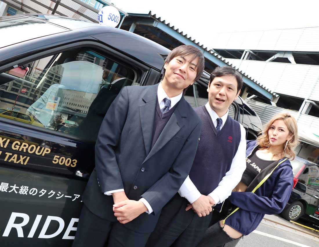 足立タクシーの会澤さんと塚田さんとドライバージャパンガールズSUMIKA