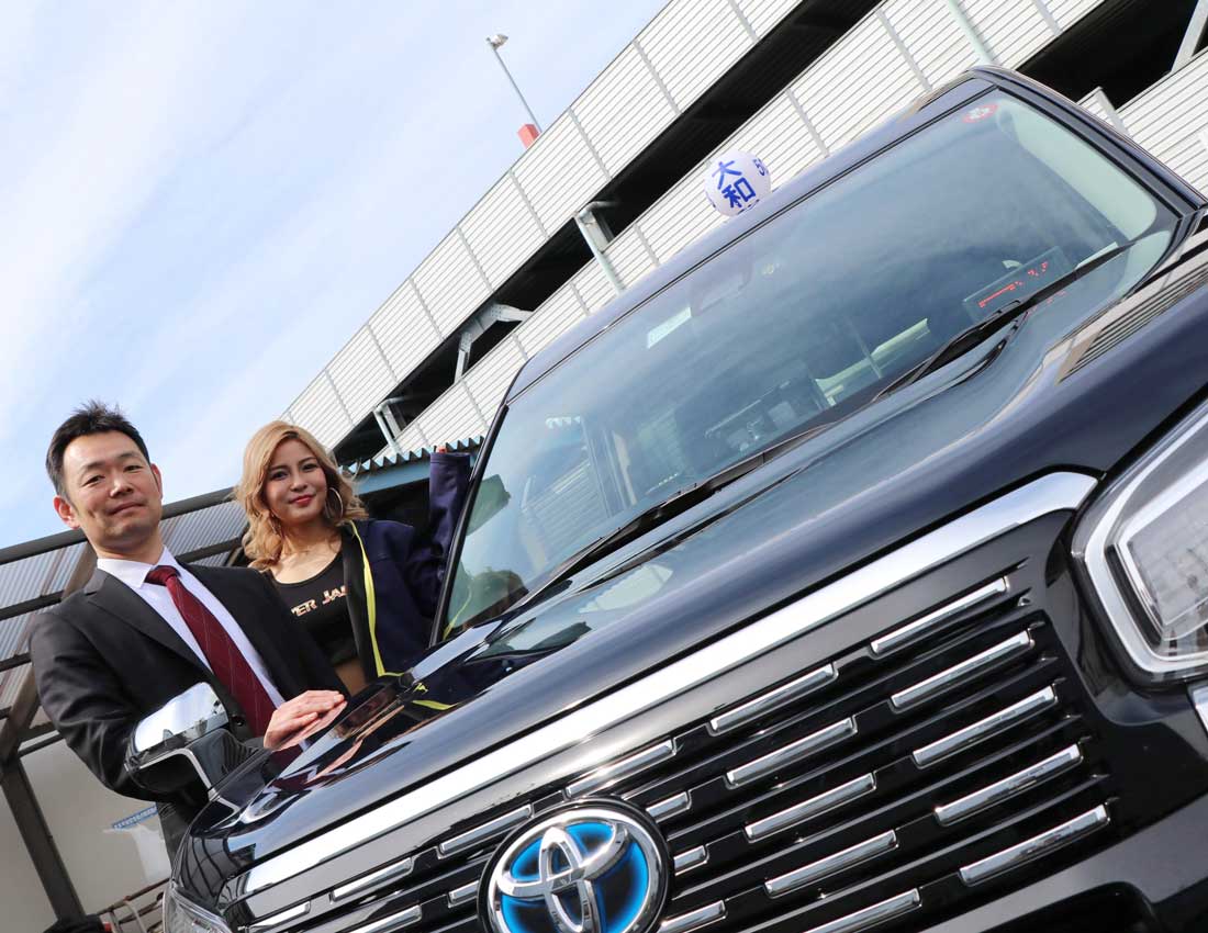 足立タクシーの車両と服部さんとドライバージャパンガールズのSUMIKA