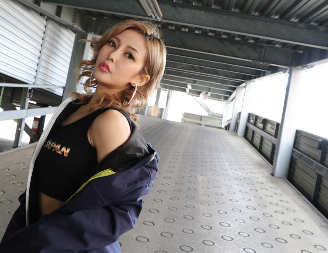 足立タクシー営業所内 ドライバージャパンガールズのSUIMIKA