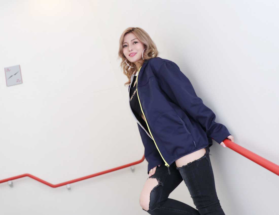 足立タクシー営業所内 ドライバージャパンガールズのSUIMIKA