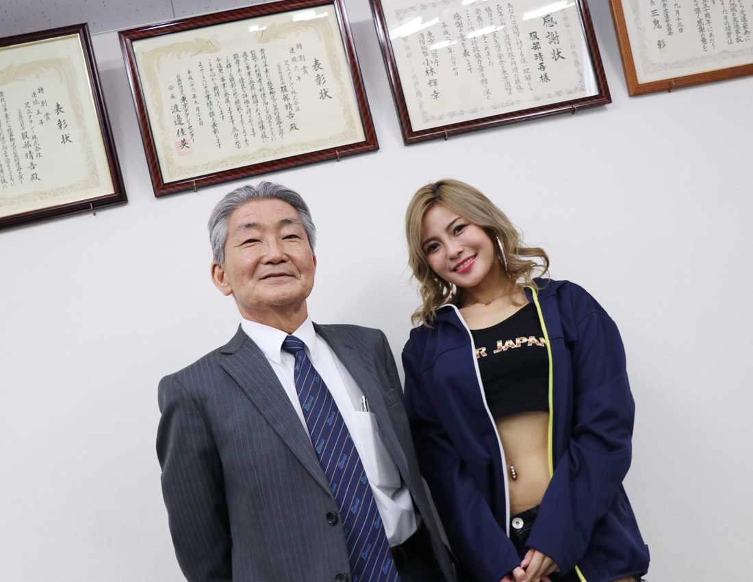 足立タクシーの服部さんとドライバージャパンガールズのSUMIKA